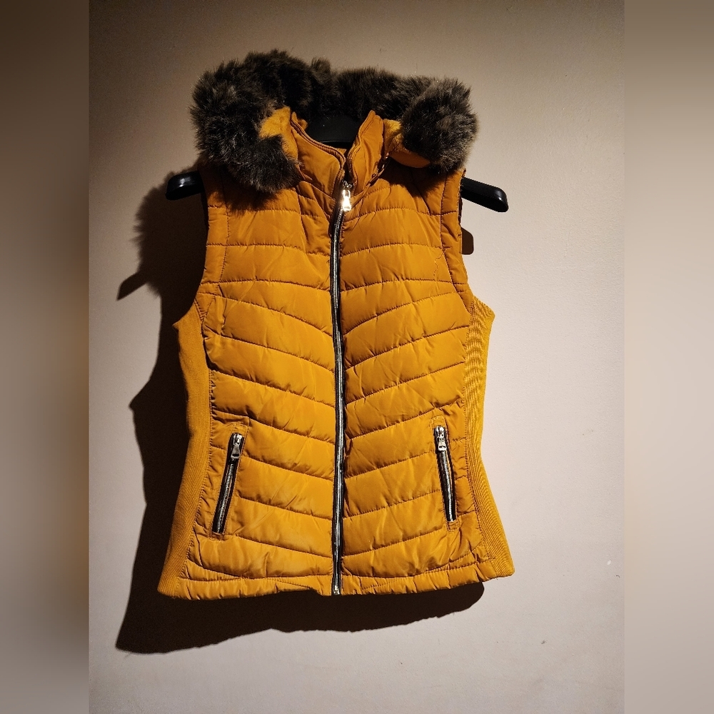 YELLOW, HEAVY PUFFER VEST JACKET WITH FAUX FUR TRIMMED HOOD - Picture 2 of 11